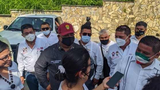  La tarde de este lunes, el Secretario de Gobierno,  Erik Cisneros acudió al evento del 208 aniversario de la Batalla de Escamela, pero al finalizar el mismo fue increpado por familiares de desaparecidos. 