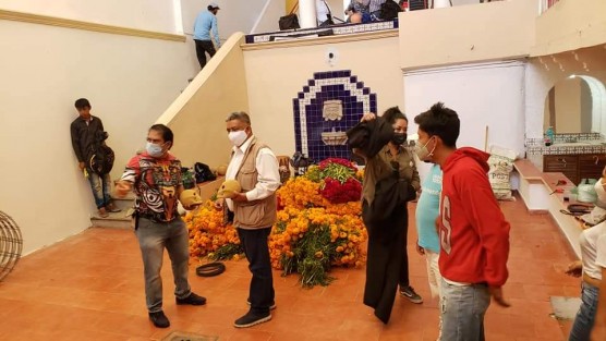 El Alcalde de Teocelo, Mario Antonio Chama Díaz, supervisa los preparativos para el Altar Monumental  que representará su Municipio en la Casa del Orgullo Veracruzano. La Dirección  de Turismo y Cultura a cargo  de Julio César Casas, así como personal de Servicio Generales y Parques y Jardines, ya trabajan en la elaboración  del altar que pondrá en alto a la Tierra del Dios Tigre.
