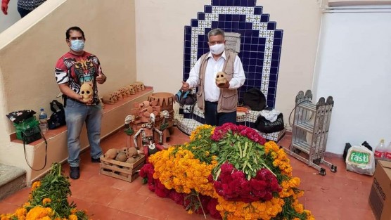 El Alcalde de Teocelo, Mario Antonio Chama Díaz, supervisa los preparativos para el Altar Monumental  que representará su Municipio en la Casa del Orgullo Veracruzano. La Dirección  de Turismo y Cultura a cargo  de Julio César Casas, así como personal de Servicio Generales y Parques y Jardines, ya trabajan en la elaboración  del altar que pondrá en alto a la Tierra del Dios Tigre.

