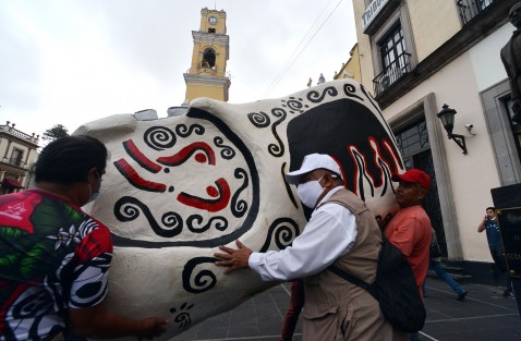 La tarde de hoy se inició la instalación  de la estructura que dará forma al catrín en el corazón de la Ciudad de Xalapa. El Alcalde de Teocelo Mario Chama Díaz y la Presidenta del DIF Municipal Teocelo, Mara Chama Villa,  coordinan los trabajos con artesanos, colaboradores y el Ballet  de Casa de Cultura de Teocelo, a cargo del Maestro Francisco Landa Cambambia, además de  la Dirección de Turismo que dirige Julio César Casas. 
