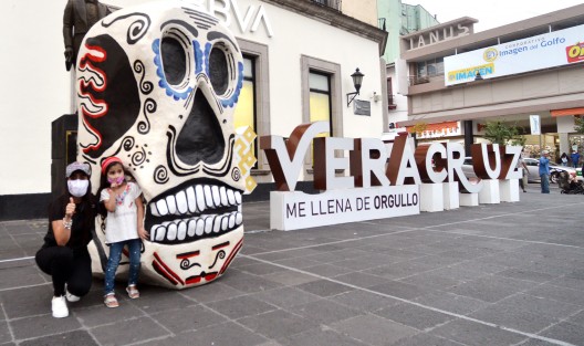 La tarde de hoy se inició la instalación  de la estructura que dará forma al catrín en el corazón de la Ciudad de Xalapa. El Alcalde de Teocelo Mario Chama Díaz y la Presidenta del DIF Municipal Teocelo, Mara Chama Villa,  coordinan los trabajos con artesanos, colaboradores y el Ballet  de Casa de Cultura de Teocelo, a cargo del Maestro Francisco Landa Cambambia, además de  la Dirección de Turismo que dirige Julio César Casas. 