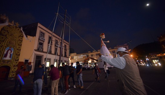 La tarde de hoy se inició la instalación  de la estructura que dará forma al catrín en el corazón de la Ciudad de Xalapa. El Alcalde de Teocelo Mario Chama Díaz y la Presidenta del DIF Municipal Teocelo, Mara Chama Villa,  coordinan los trabajos con artesanos, colaboradores y el Ballet  de Casa de Cultura de Teocelo, a cargo del Maestro Francisco Landa Cambambia, además de  la Dirección de Turismo que dirige Julio César Casas. 
