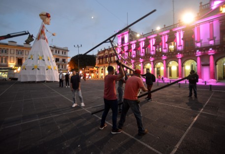 La tarde de hoy se inició la instalación  de la estructura que dará forma al catrín en el corazón de la Ciudad de Xalapa. El Alcalde de Teocelo Mario Chama Díaz y la Presidenta del DIF Municipal Teocelo, Mara Chama Villa,  coordinan los trabajos con artesanos, colaboradores y el Ballet  de Casa de Cultura de Teocelo, a cargo del Maestro Francisco Landa Cambambia, además de  la Dirección de Turismo que dirige Julio César Casas. 