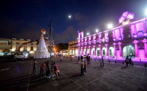 La tarde de hoy se inició la instalación  de la estructura que dará forma al catrín en el corazón de la Ciudad de Xalapa. El Alcalde de Teocelo Mario Chama Díaz y la Presidenta del DIF Municipal Teocelo, Mara Chama Villa,  coordinan los trabajos con artesanos, colaboradores y el Ballet  de Casa de Cultura de Teocelo, a cargo del Maestro Francisco Landa Cambambia, además de  la Dirección de Turismo que dirige Julio César Casas. 