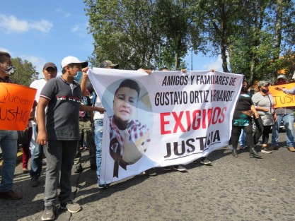 Familiares y amigos de Gustavo <em>N</em> realizaron una marcha y protesta llegando hasta el cuartel de la SSP, exigiendo castigo para los policías responsables de su muerte cuando éste estaba detenido en ese sitio.  