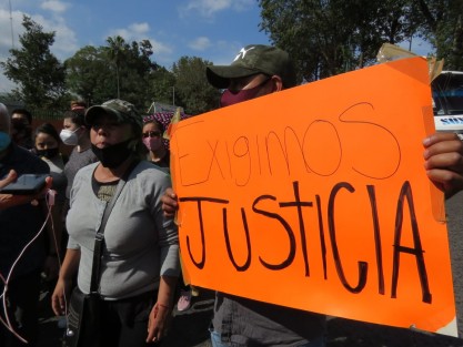 Familiares y amigos de Gustavo <em>N</em> realizaron una marcha y protesta llegando hasta el cuartel de la SSP, exigiendo castigo para los policías responsables de su muerte cuando éste estaba detenido en ese sitio.  