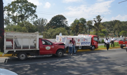 Un accidente se registró este día sobre la carretera Xalapa-Veracruz a la altura del panteón Palo Verde.  Una camioneta particular se estampó en la parte trasera de una unidad repartidora de gas, empujándola al camellón.  Por fortuna no pasó a mayores y sólo hubo pérdidas materiales. 