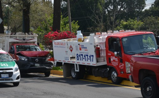 Un accidente se registró este día sobre la carretera Xalapa-Veracruz a la altura del panteón Palo Verde.  Una camioneta particular se estampó en la parte trasera de una unidad repartidora de gas, empujándola al camellón.  Por fortuna no pasó a mayores y sólo hubo pérdidas materiales. 