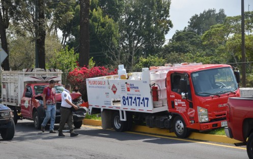 Un accidente se registró este día sobre la carretera Xalapa-Veracruz a la altura del panteón Palo Verde.  Una camioneta particular se estampó en la parte trasera de una unidad repartidora de gas, empujándola al camellón.  Por fortuna no pasó a mayores y sólo hubo pérdidas materiales. 