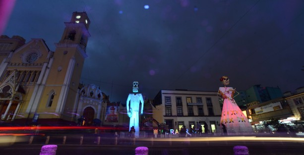 Quedaron instalados en  Plaza Lerdo las figuras de catrina y catrín monumentales, el último a cargo de artesanos de Teocelo, Ver., a sugerencia de la  Directora del Sistema Estatal DIF, Rebeca Quintanar Barceló.