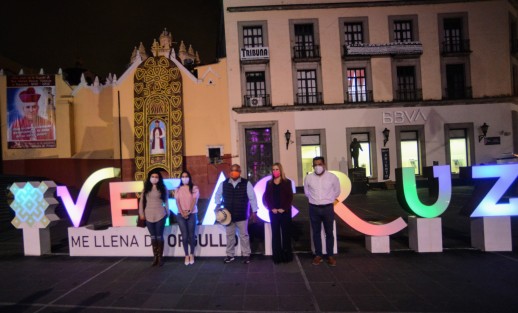 Una vez concluida la instalación de El Catrín, elSecretario de Gobierno, Erik Cisneros, y la Directora del DIF Estatal, Rebeca Quintanar Barceló; acompañados de la Presidenta del DIF Municipal Teocelo, Mara Chama Villa y el Alcalde de Teocelo Mario Antonio Chama Díaz, dieron el visto bueno al espectacular trabajo que lucirá en estas fechas en el corazón de la capital veracruzana.