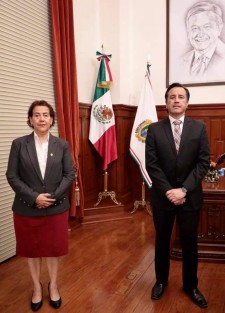 El Gobernador Cuitláhuac García recibió a la Presidenta del Tribunal Superior de Justicia del Estado de Veracruz, Magistrada Isabel Inés Romero Cruz, a quien felicitó por el encargo que le han encomendado y con quien reiteró tener excelente coordinación y respeto para cumplir cabalmente con lo mandatado por las leyes y el pueblo.