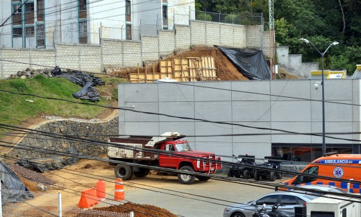 Mientras se busca un crédito para obras que ayuden a enfrentar los problemas de abasto de agua durante el estiaje en la capital de Veracruz, en el Cuartel de Policía de la zona Sur de Xalapa, continúa la construcción de un muro de contención.  