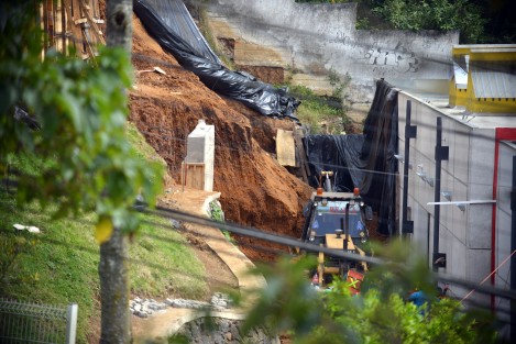 Mientras se busca un crédito para obras que ayuden a enfrentar los problemas de abasto de agua durante el estiaje en la capital de Veracruz, en el Cuartel de Policía de la zona Sur de Xalapa, continúa la construcción de un muro de contención.  