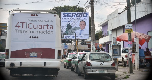 Con el pretexto de informes de labores legislativas o cualquier otro, la ciudad de Xalapa luce llena de propaganda a un año de los próximos  comicios, sin que autoridades electorales vean en ello precampañas disfrazadas de almas generosas. 