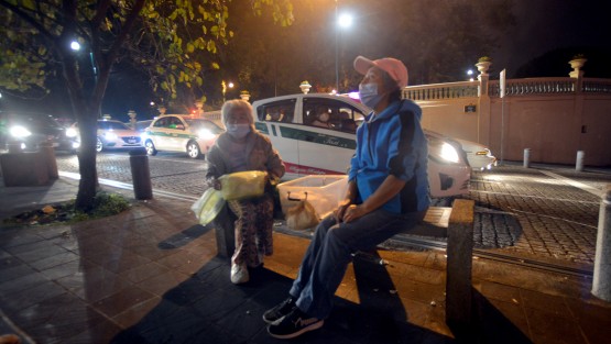 Un par de mujeres intentan ganar unos pesos con la venta de alimentos en el centro de Xalapa. Al igual que ellas, muchas familias padecen días difíciles. Oportunidades de apoyar no faltan, y ninguna ayuda es pequeña.