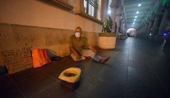Un hombre de 60 años solicita empleo en los bajos del Palacio de Gobierno. Desafortunadamente a esa edad se es mayor para un empleo y joven para una pensión de la tercera edad. El Gobernador anunciará en breve un programa de empleo con incentivo mínimo, ojalá este sector sí encuentre lugar en el mismo.