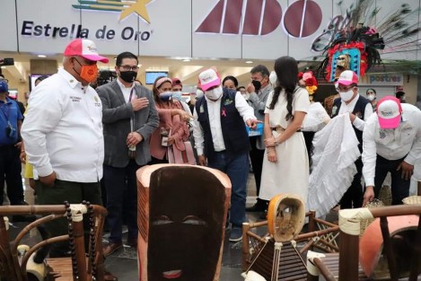 El Alcalde de Teocelo, Mario Antonio Chama Díaz; la Presidenta del Sistema Municipal DIF, Mara Chama Villa; el Director de Turismo y Cultura, Julio César Casas Casas y el Cronista Municipal Carlos May González, acompañaron al Secretario de Gobierno, Ing. Eric Cisneros Burgos, al inicio de la muestra cultural y artesanal Orgullo Veracruzano en la Terminal de Autobuses de Pasajeros de Oriente (TAPO) en la Ciudad de México.  