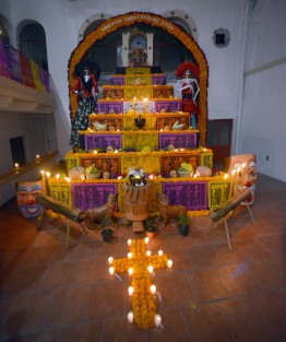Artesanos de Teocelo montaron el altar monumental Orgullo veracruzano 2020, representando la cultura y tradiciones de la tierra del Dios Tigre.