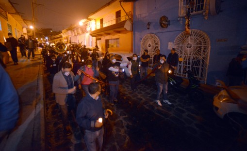 Autoridades acompañadas de bandas de Teocelo y Papantla marcharon desde Xallitic hacia la plaza Lerdo.
