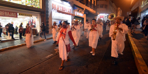 Autoridades acompañadas de bandas de Teocelo y Papantla marcharon desde Xallitic hacia la plaza Lerdo.