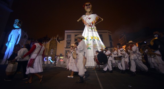 Autoridades acompañadas de bandas de Teocelo y Papantla marcharon desde Xallitic hacia la plaza Lerdo.