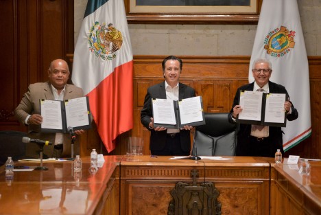 No podemos entender el desarrollo sin la educación, por eso hoy damos un paso más en el camino de llevar justicia social a las comunidades y núcleos agrarios, expresó el gobernador Cuitláhuac García Jiménez al recibir títulos de propiedad en favor de 225 planteles escolares de todo el estado.