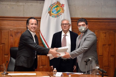 No podemos entender el desarrollo sin la educación, por eso hoy damos un paso más en el camino de llevar justicia social a las comunidades y núcleos agrarios, expresó el gobernador Cuitláhuac García Jiménez al recibir títulos de propiedad en favor de 225 planteles escolares de todo el estado.