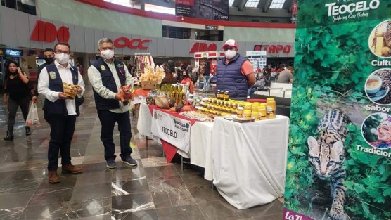 El día de hoy, el alcalde de Teocelo, Mario Antonio Chama Díaz, recorre los stands del municipio de Teocelo en la TAPO, previo a la presentación del Ballet Folklórico de Casa de Cultura Teocelo. Como se recordará este municipio participa en la muestra depromoción del Estado de Veracruz que tiene lugar en la Ciudad de México. 