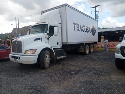 104 personas de Honduras, Guatemala y El Salvador, fueron rescatas este lunes de la caja de un tráilers, en el kilómetro 17 de la carretera Costera del Golfo, tramo Coatzacoalcos-Villahermosa. Fueron  puestos a disposición de autoridades migratorias. 


