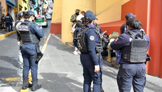 Elementos de SSP y Marina auxiliaron a una joven que pide dinero en la entrada de la catedral de Xalapa. A decir de testigos presenta ataques epilépticos.