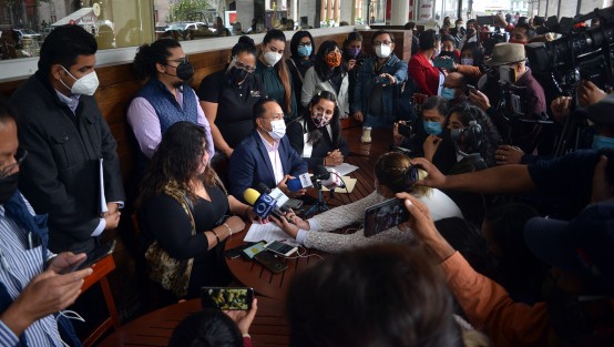 Propietarios de salones de fiesta, acompañados por el diputado panista Omar Miranda, pidieron desde un café al Gobierno del Estado, reclasificar su actividad, y no entrar como eventos masivos, pues dicen, sus salones solo albergan de 50 a 1000 personas.  