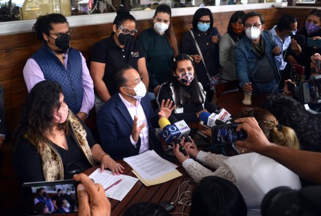 El diputado Omar Miranda en apoyo a propietarios de salones de fiesta, acusó al Ayuntamiento de Xalapa de permitir fiestas, al tiempo que aseguró <em>cifras oficiales</em> señalan 15 fiestas el fin de semana pasado, mismas fueron clausuradas por la autoridad.  Piden dejen operar los salones de fiesta con menor aforo, por ejemplo los de mil personas, sólo con 250.  