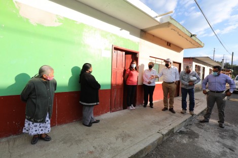  La Secretaría de Desarrollo Social (SEDESOL) entregó cuartos-dormitorio, techos y muros firmes a 169 familias de escasos recursos en colonias y localidades de Córdoba, Chocamán, Huatusco y Orizaba, con lo que mejorará su calidad de vida. 