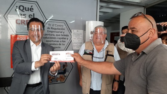 El Gobernador Cuitláhuac García estuvo en el inicio de entrega de créditos a la palabra que otorga el Gobierno Federal a través de la Secretaría del Bienestar, de 45 mil que se otorgarán para el estado de Veracruz. 