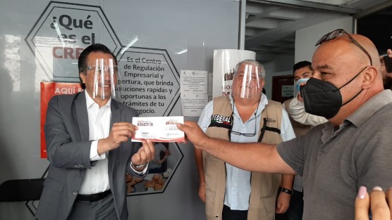 El Gobernador Cuitláhuac García estuvo en el inicio de entrega de créditos a la palabra que otorga el Gobierno Federal a través de la Secretaría del Bienestar, de 45 mil que se otorgarán para el estado de Veracruz. 