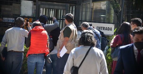 Personal del Palacio Legislativo permitió el acceso al recinto a representantes de los medios de información luego de que estos últimos presionaran, ya que desde hace 6 meses, como protocolo por la pandemia, sólo se permitía  el acceso a quienes cumplieran con el perfil. 