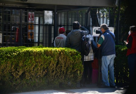 Personal del Palacio Legislativo permitió el acceso al recinto a representantes de los medios de información luego de que estos últimos presionaran, ya que desde hace 6 meses, como protocolo por la pandemia, sólo se permitía  el acceso a quienes cumplieran con el perfil. 