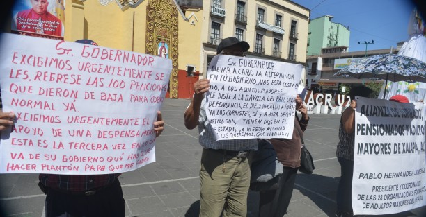Adultos de la tercera edad agrupados en organizaciones de jubilados,  exigen al Gobierno Estatal el pago de la pensión estatal que ya fuera abrogada debido a que ese tipo de pensiones ahora las otorga por ley únicamente la federación. Debido a que el Gobierno del Estado les hizo los primeros pagos del año, ahora exigen que les sigan pagando ese ya desaparecido apoyo.   