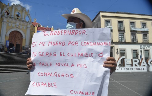 Adultos de la tercera edad agrupados en organizaciones de jubilados,  exigen al Gobierno Estatal el pago de la pensión estatal que ya fuera abrogada debido a que ese tipo de pensiones ahora las otorga por ley únicamente la federación. Debido a que el Gobierno del Estado les hizo los primeros pagos del año, ahora exigen que les sigan pagando ese ya desaparecido apoyo.   