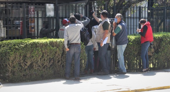 Personal del Palacio Legislativo permitió el acceso al recinto a representantes de los medios de información luego de que estos últimos presionaran, ya que desde hace 6 meses, como protocolo por la pandemia, sólo se permitía el acceso a quienes cumplieran con el perfil. 