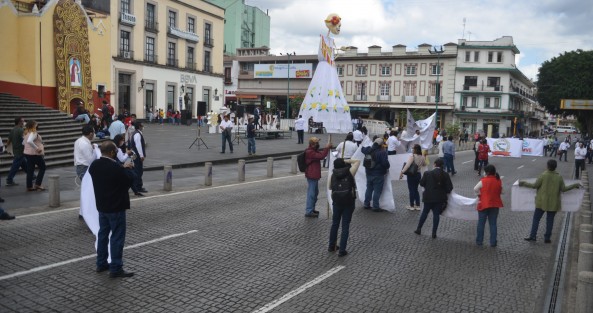 Integrantes de 5 sindicatos magisteriales exigieron becas, reembolso y becas comisión, entre otras demandas. Desde temprano bloquearon la calle Enríquez para que le sean cumplidas sus demandas