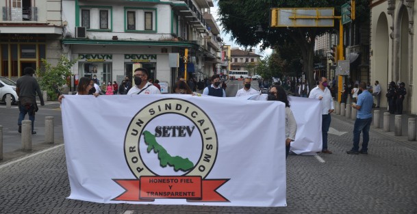 Integrantes de 5 sindicatos magisteriales exigieron becas, reembolso y becas comisión, entre otras demandas. Desde temprano bloquearon la calle Enríquez para que le sean cumplidas sus demandas