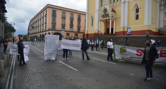 Integrantes de 5 sindicatos magisteriales exigieron becas, reembolso y becas comisión, entre otras demandas. Desde temprano bloquearon la calle Enríquez para que le sean cumplidas sus demandas