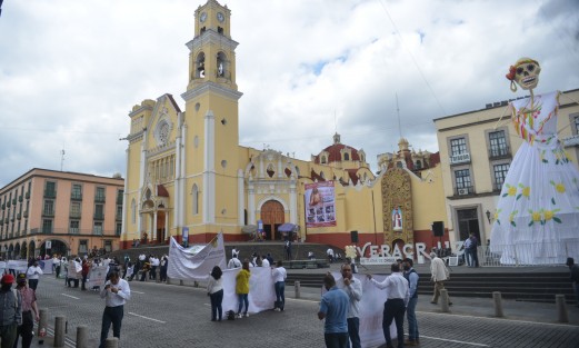 Integrantes de 5 sindicatos magisteriales exigieron becas, reembolso y becas comisión, entre otras demandas. Desde temprano bloquearon la calle Enríquez para que le sean cumplidas sus demandas. 