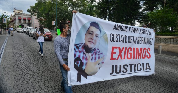 Familiares y amigos  de Gustavo Ortiz Hernández, quien muriera en las instalaciones de la SSP, se manifestaron nuevamente en la ciudad de Xalapa para exigir justicia.  