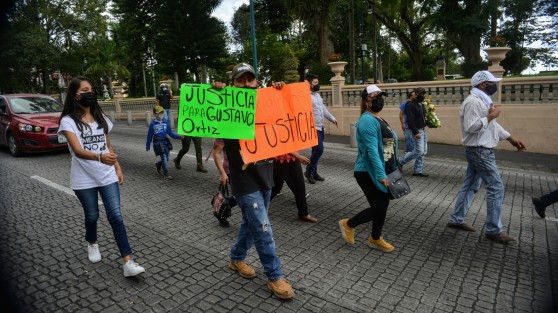 Familiares y amigos  de Gustavo Ortiz Hernández, quien muriera en las instalaciones de la SSP, se manifestaron nuevamente en la ciudad de Xalapa para exigir justicia.  