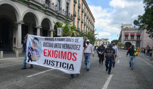 Familiares y amigos  de Gustavo Ortiz Hernández, quien muriera en las instalaciones de la SSP, se manifestaron nuevamente en la ciudad de Xalapa para exigir justicia.  