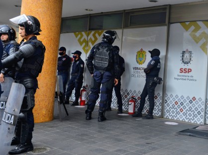 Elementos de la SSP se quedaron con los extintores listos ya que en esta ocasión la manifestación fue completamente pacífica.  

