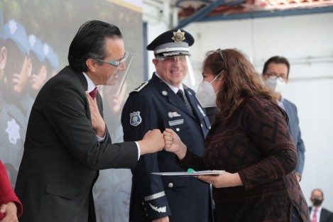 No es en nuestros tiempos nada sencillo dedicarse a la seguridad pública, sabemos de lo complejo que enfrentan nuestros elementos, entendemos el riesgo y que detrás de ellos hay una familia, expresó el gobernador Cuitláhuac García Jiménez durante la entrega de 46 viviendas a familiares de policías caídos en cumplimiento de su deber. 